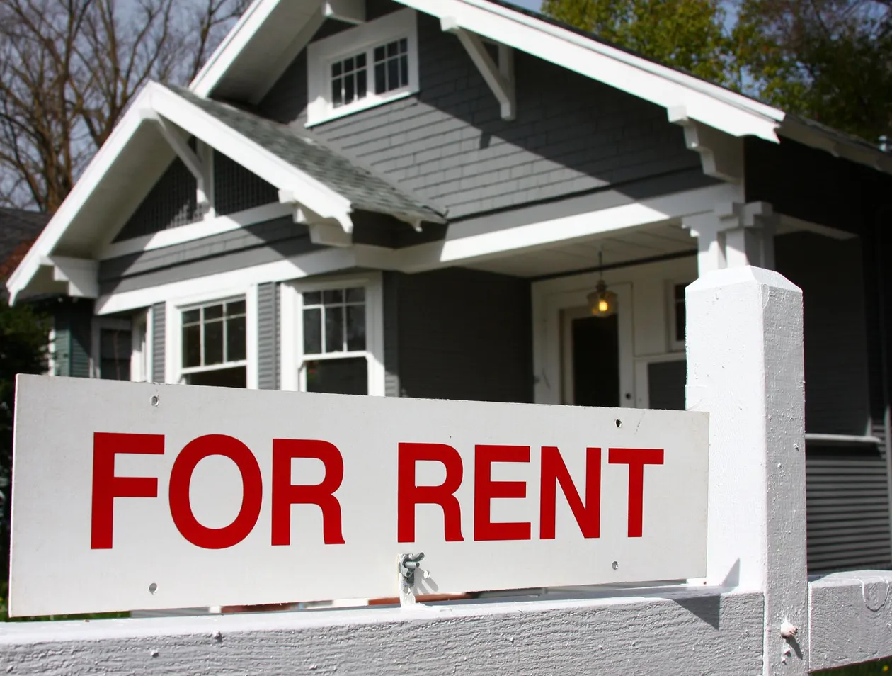 for rent sign in front of house